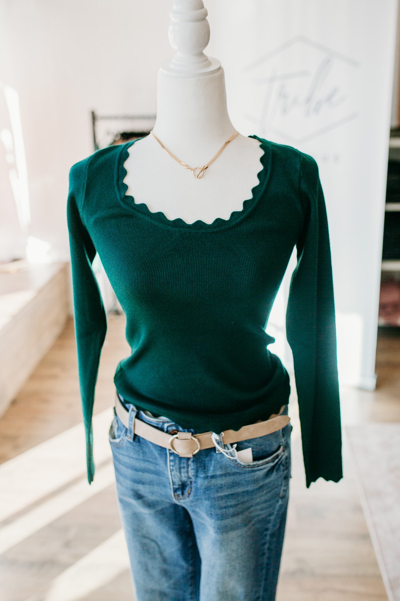 Scalloped Trim Oatmeal/Green Top