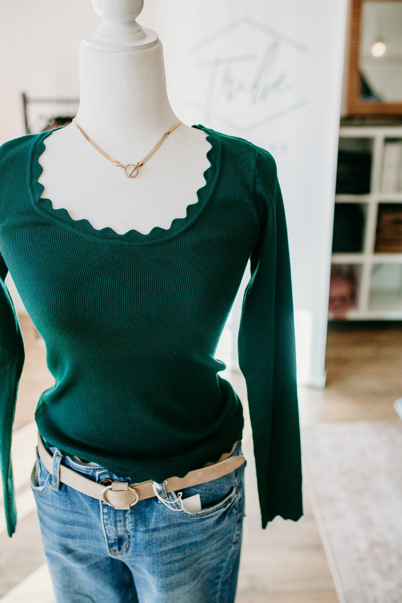 Scalloped Trim Oatmeal/Green Top